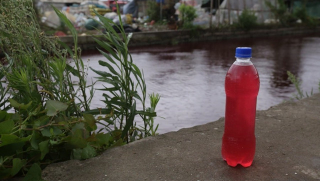 Illustration for article titled What Turned This River in China into a Blood-Red Mess?